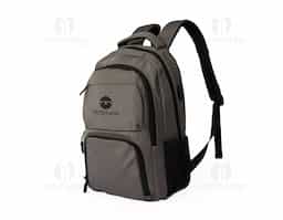 Mochila de poliéster 30 litros com seis compartimentos, sendo o principal com bolso para notebook 156 e tablet 124. Com divisórias internas para acessórios e porta chave, a mochila possui adaptador USB externo, bolsos laterais telados, duas alças de mãos, área costada e alças para as costas com revestimento espumado.