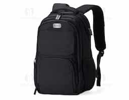 Mochila de poliéster 30 litros com seis compartimentos, sendo o principal com bolso para notebook 156 e tablet 124. Com divisórias internas para acessórios e porta chave, a mochila possui adaptador USB externo, bolsos laterais telados, duas alças de mãos, área costada e alças para as costas com revestimento espumado.