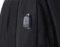 Mochila de poliéster 30 litros com seis compartimentos, sendo o principal com bolso para notebook 156 e tablet 124. Com divisórias internas para acessórios e porta chave, a mochila possui adaptador USB externo, bolsos laterais telados, duas alças de mãos, área costada e alças para as costas com revestimento espumado.