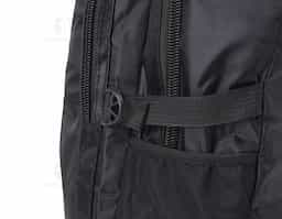  Mochila de nylon 42 litros com dois compartimentos e bolsos laterais em malha. Possui fivelas laterais para regulagem de tamanho e duas alças de mãos, sendo uma delas reforçada com pegador plástico.