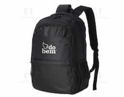 Mochila de nylon 27 litros com quatro compartimentos, sendo o principal com bolso para notebook 17,3. Com bolsos laterais telados, a mochila possui duas alças de mãos e alças para as costas com revestimento espumado.