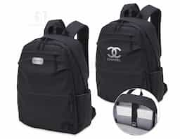 Mochila de couro sintético impermeável de 30 litros com três compartimentos, sendo o principal com bolso para notebook 15,6. Com bolsos laterais e interior listrado, a mochila possui alça para encaixe em malas de viagem, alça de mão e alças para as costas com revestimento espumado. 