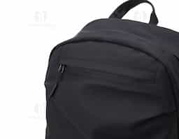 Mochila de couro sintético impermeável de 30 litros com três compartimentos, sendo o principal com bolso para notebook 15,6. Com bolsos laterais e interior listrado, a mochila possui alça para encaixe em malas de viagem, alça de mão e alças para as costas com revestimento espumado. 