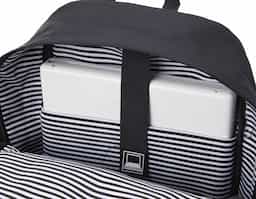 Mochila de couro sintético impermeável de 30 litros com três compartimentos, sendo o principal com bolso para notebook 15,6. Com bolsos laterais e interior listrado, a mochila possui alça para encaixe em malas de viagem, alça de mão e alças para as costas com revestimento espumado. 