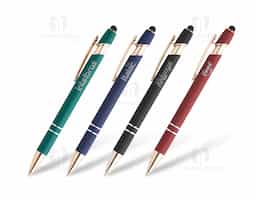 Caneta metálica touchscreen com acabamento emborrachado que proporciona toque macio e maior conforto na escrita. Possui acionamento por clique e carga esferográfica azul de 1.0 mm, garantindo escrita suave no dia a dia. Conta ainda com ponteira touchscreen, ideal para uso em smartphones e tablets sem precisar tocar diretamente na tela. Funcional e moderna, é uma excelente opção de brinde corporativo para ações promocionais e divulgação de marcas.