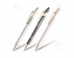 Caneta metálica touchscreen com design moderno e funcional. Possui acionamento por clique e carga esferográfica azul de 1.0 mm, proporcionando escrita suave e confortável no dia a dia. Conta ainda com ponteira touchscreen, ideal para utilização em smartphones e tablets sem contato direto com a tela. Elegante e versátil, é uma excelente opção de brinde corporativo para ações promocionais, eventos e divulgação de marcas.