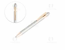 Caneta metálica touchscreen com design moderno e funcional. Possui acionamento por clique e carga esferográfica azul de 1.0 mm, proporcionando escrita suave e confortável no dia a dia. Conta ainda com ponteira touchscreen, ideal para utilização em smartphones e tablets sem contato direto com a tela. Elegante e versátil, é uma excelente opção de brinde corporativo para ações promocionais, eventos e divulgação de marcas.