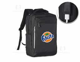 Mochila de nylon 20 litros com três compartimentos, sendo o principal com bolso para notebook 15,6. Com bolsos laterais e faixa frontal refletiva, a mochila possui adaptador USB externo, alça para encaixe em malas de viagem, duas alças de mãos e alças para as costas com revestimento espumado. 