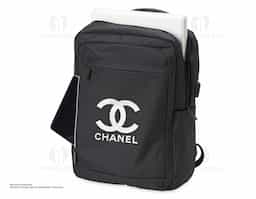 Mochila de nylon 20 litros com três compartimentos, sendo o principal com bolso para notebook 15,6. Com bolsos laterais e faixa frontal refletiva, a mochila possui adaptador USB externo, alça para encaixe em malas de viagem, duas alças de mãos e alças para as costas com revestimento espumado. 