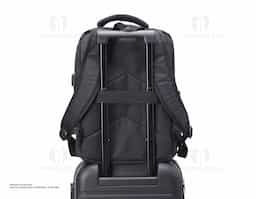 Mochila de nylon 20 litros com três compartimentos, sendo o principal com bolso para notebook 15,6. Com bolsos laterais e faixa frontal refletiva, a mochila possui adaptador USB externo, alça para encaixe em malas de viagem, duas alças de mãos e alças para as costas com revestimento espumado. 