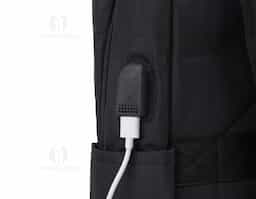 Mochila de nylon 20 litros com três compartimentos, sendo o principal com bolso para notebook 15,6. Com bolsos laterais e faixa frontal refletiva, a mochila possui adaptador USB externo, alça para encaixe em malas de viagem, duas alças de mãos e alças para as costas com revestimento espumado. 
