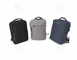 Mochila de nylon 20 litros com três compartimentos, sendo o principal com bolso para notebook 15,6. Com bolsos laterais e faixa frontal refletiva, a mochila possui adaptador USB externo, alça para encaixe em malas de viagem, duas alças de mãos e alças para as costas com revestimento espumado. 