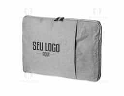 Pasta para notebook 15,6 em poliéster resistente à água com dois compartimentos, sendo o principal com interior forrado e almofadado.