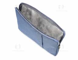 Pasta para notebook 14 em poliéster resistente à água com dois compartimentos, sendo o principal com interior forrado e almofadado.