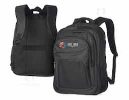 Mochila de nylon 30 litros com três compartimentos, sendo o principal com bolso para notebook 15,6.Com bolsos laterais telados, a mochila possui alça para encaixe em malas de viagem, duas alças de mãos e alças para as costas com revestimento espumado. Acompanha plaquinha metálica.