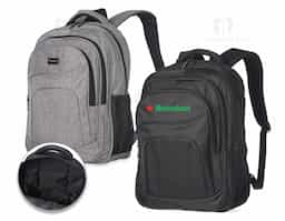 Mochila de nylon 30 litros com três compartimentos, sendo o principal com bolso para notebook 15,6.Com bolsos laterais telados, a mochila possui alça para encaixe em malas de viagem, duas alças de mãos e alças para as costas com revestimento espumado. Acompanha plaquinha metálica.