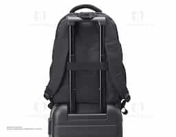 Mochila de nylon 30 litros com três compartimentos, sendo o principal com bolso para notebook 15,6.Com bolsos laterais telados, a mochila possui alça para encaixe em malas de viagem, duas alças de mãos e alças para as costas com revestimento espumado. Acompanha plaquinha metálica.