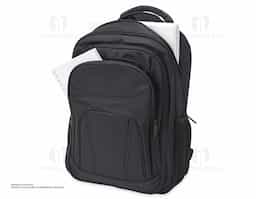 Mochila de nylon 30 litros com três compartimentos, sendo o principal com bolso para notebook 15,6.Com bolsos laterais telados, a mochila possui alça para encaixe em malas de viagem, duas alças de mãos e alças para as costas com revestimento espumado. Acompanha plaquinha metálica.