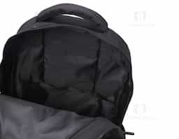 Mochila de nylon 30 litros com três compartimentos, sendo o principal com bolso para notebook 15,6.Com bolsos laterais telados, a mochila possui alça para encaixe em malas de viagem, duas alças de mãos e alças para as costas com revestimento espumado. Acompanha plaquinha metálica.