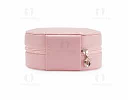 Porta joias de couro sintético com revestimento aveludado. Possui compartimentos internos para anéis, brincos, pulseiras e colares