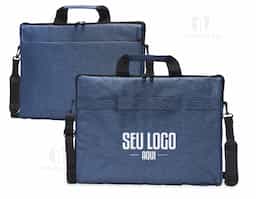 Pasta para notebook 15’6 em poliéster resistente à água com dois compartimentos, sendo o principal para notebook e o outro frontal. Contém interior forrado e almofadado, alça para encaixe em malas de viagem e acompanha alça transversal.