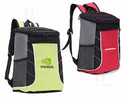 Bolsa térmica de poliéster com dois compartimentos, capacidade de 19 litros. A bolsa possui revestimento térmico em PEVA atóxico com costura soldada antivazamento, bolsos laterais telados, alça de mão e alça para as costas com revestimento espumado.