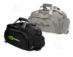 Bolsa esportiva de 32 litros em poliéster resistente à água com cinco compartimentos, sendo três deles exclusivos para tênis, itens molhados e armazenamento das alças de costas . Com alça transversal removível e alça de mãos com suporte de juntura, a bolsa contém alças para as costas ocultas no compartimento inferior, podendo ser transportada como mochila.