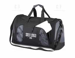 Mala esportiva em tecido poliéster, compartimento interno para roupas e compartimento externo para roupa suja. Na parte inferior da mala possui 4 borrachas de apoio para que a mala não encoste diretamente no chão. Zíper frontal e bolsos laterais, com alça de mão e ombro.