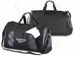 Mala esportiva em tecido poliéster, compartimento interno para roupas e compartimento externo para roupa suja. Na parte inferior da mala possui 4 borrachas de apoio para que a mala não encoste diretamente no chão. Zíper frontal e bolsos laterais, com alça de mão e ombro.