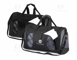 Mala esportiva em tecido poliéster, compartimento interno para roupas e compartimento externo para roupa suja. Na parte inferior da mala possui 4 borrachas de apoio para que a mala não encoste diretamente no chão. Zíper frontal e bolsos laterais, com alça de mão e ombro.