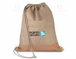 Sacola/Mochila confeccionada em resistente poliéster 600D, com elegante detalhe em cortiça que agrega um toque moderno e sofisticado ao design. Possui alça dupla para uso nas costas, proporcionando mais conforto e praticidade no transporte, além de bolso frontal para melhor organização de pequenos itens. Um brinde corporativo versátil, funcional e ideal para o dia a dia, eventos e ações promocionais.