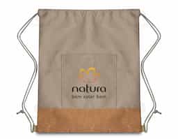 Sacola/Mochila confeccionada em resistente poliéster 600D, com elegante detalhe em cortiça que agrega um toque moderno e sofisticado ao design. Possui alça dupla para uso nas costas, proporcionando mais conforto e praticidade no transporte, além de bolso frontal para melhor organização de pequenos itens. Um brinde corporativo versátil, funcional e ideal para o dia a dia, eventos e ações promocionais.