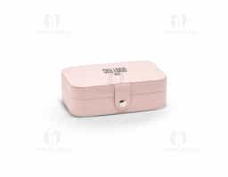 Porta joias de couro sintético com revestimento aveludado. Possui compartimentos internos para anéis, pulseiras, colares e placa para brincos.