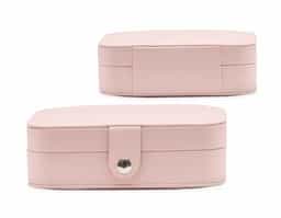 Porta joias de couro sintético com revestimento aveludado. Possui compartimentos internos para anéis, pulseiras, colares e placa para brincos.