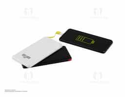 Carregador portátil plástico com 10.000mAh e indicador led de bateria. Possui entrada V8, acompanha cabo USB, adaptador lightning e adaptador tipo-C.