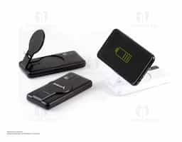  Carregador portátil plástico via indução ou via cabo com 10.000mAh e indicador led de bateria. Com suporte inclinável para o carregamento via indução, o power bank possui duas portas de saídas USB, possibilitando o carregamento de dois dispositivos simultaneamente. Contém porta de entrada tipo-C, V8 e acompanha cabo USB.