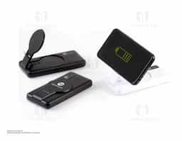  Carregador portátil plástico via indução ou via cabo com 10.000mAh e indicador led de bateria. Com suporte inclinável para o carregamento via indução, o power bank possui duas portas de saídas USB, possibilitando o carregamento de dois dispositivos simultaneamente. Contém porta de entrada tipo-C, V8 e acompanha cabo USB.