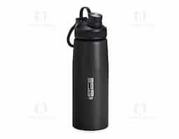 Squeeze inox 900ml com tampa plástica, bocal com tampa protetora e alça para transporte.