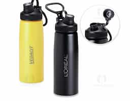 Squeeze inox 900ml com tampa plástica, bocal com tampa protetora e alça para transporte.