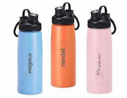 Squeeze inox 900ml com tampa plástica, bocal com tampa protetora e alça para transporte.