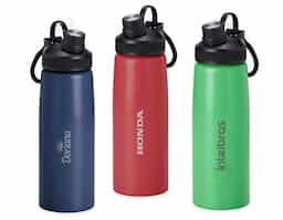 Squeeze inox 900ml com tampa plástica, bocal com tampa protetora e alça para transporte.