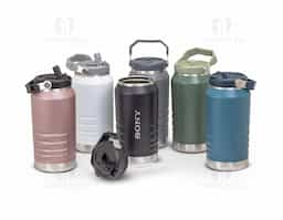 Garrafa térmica feita em inox 304 com parede dupla, capacidade de 1,1 litros. Com alça para transporte, a tampa contém bico inclinável e canudo interno.