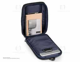 Mochila transversal com bolso interno para guardar seus itens essenciais, feito de tecido de poliéster resistente à água e ao desgaste, alça de ombro esquerdo/ombro direito reversível. Compartimento interno acolchoado para tablet