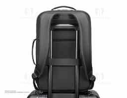 Mochila Premium produzida em tecido de poliéster resistente à água e ao desgaste, alça de ombro acolchoada, aceita notebooks de até 15,6". Design ergonômico, alça de ombro ajustável, possui engate para mala de viagem, bolso frontal com zíper para acesso rápido.
