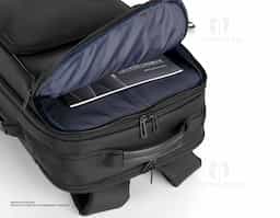 Mochila Premium produzida em tecido de poliéster resistente à água e ao desgaste, alça de ombro acolchoada, aceita notebooks de até 15,6". Design ergonômico, alça de ombro ajustável, possui engate para mala de viagem, bolso frontal com zíper para acesso rápido.