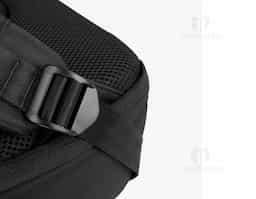 Mochila Premium, adequada para viagens de negócios, feito de tecido de poliéster, resistente à água e ao desgaste, alças de ombro acolchoadas, aceita notebook de até 15,6", engate para mala de viagem, com dois bolsos nas laterais.