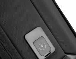 Mochila premium adequada para viagens de negócios, feita de tecido de poliéster resistente à água e ao desgaste, alças de ombro acolchoadas, aceita notebook de até 15,6", engate para mala de viagem, com dois bolsos nas laterais.