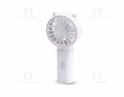 Mini ventilador plástico com botão de acionamento. Para o funcionamento, utiliza-se duas pilhas AA (não acompanha).