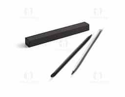 Caneta sem tinta em alumínio com ponta de liga metálica com grafite capaz de durar por muito tempo. Não é necessário afiar e pode apagar o que escrever. Fornecida em caixa craft preta. ø8 x 153 mm