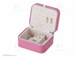 Porta joias de couro sintético com revestimento aveludado. Possui compartimentos internos para anéis, brincos, pulseiras e colares.